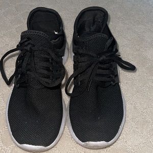 Non slip tennis shoes